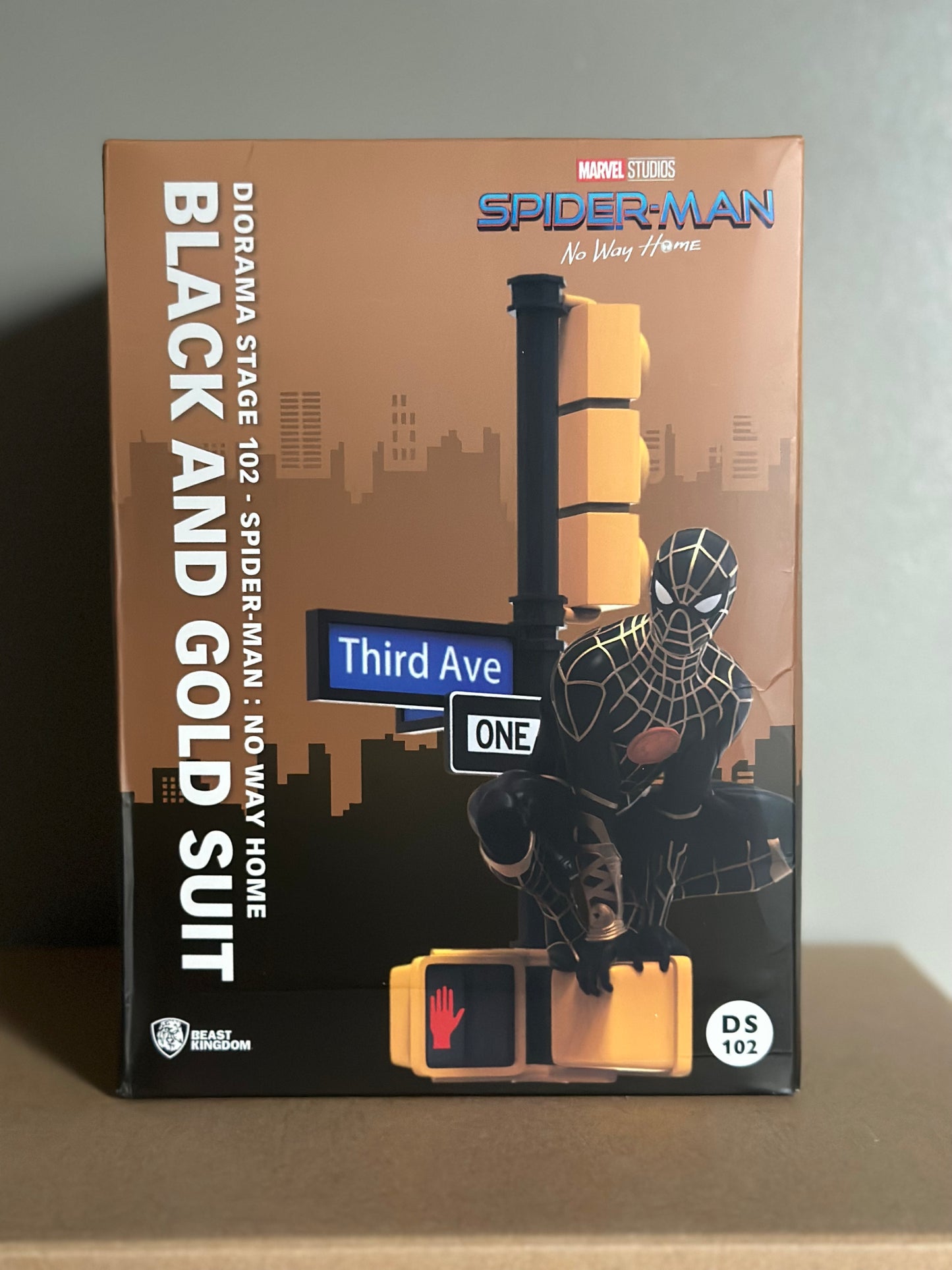 Spider Man - Figurine Black and Gold Suit Diorama Stage 102