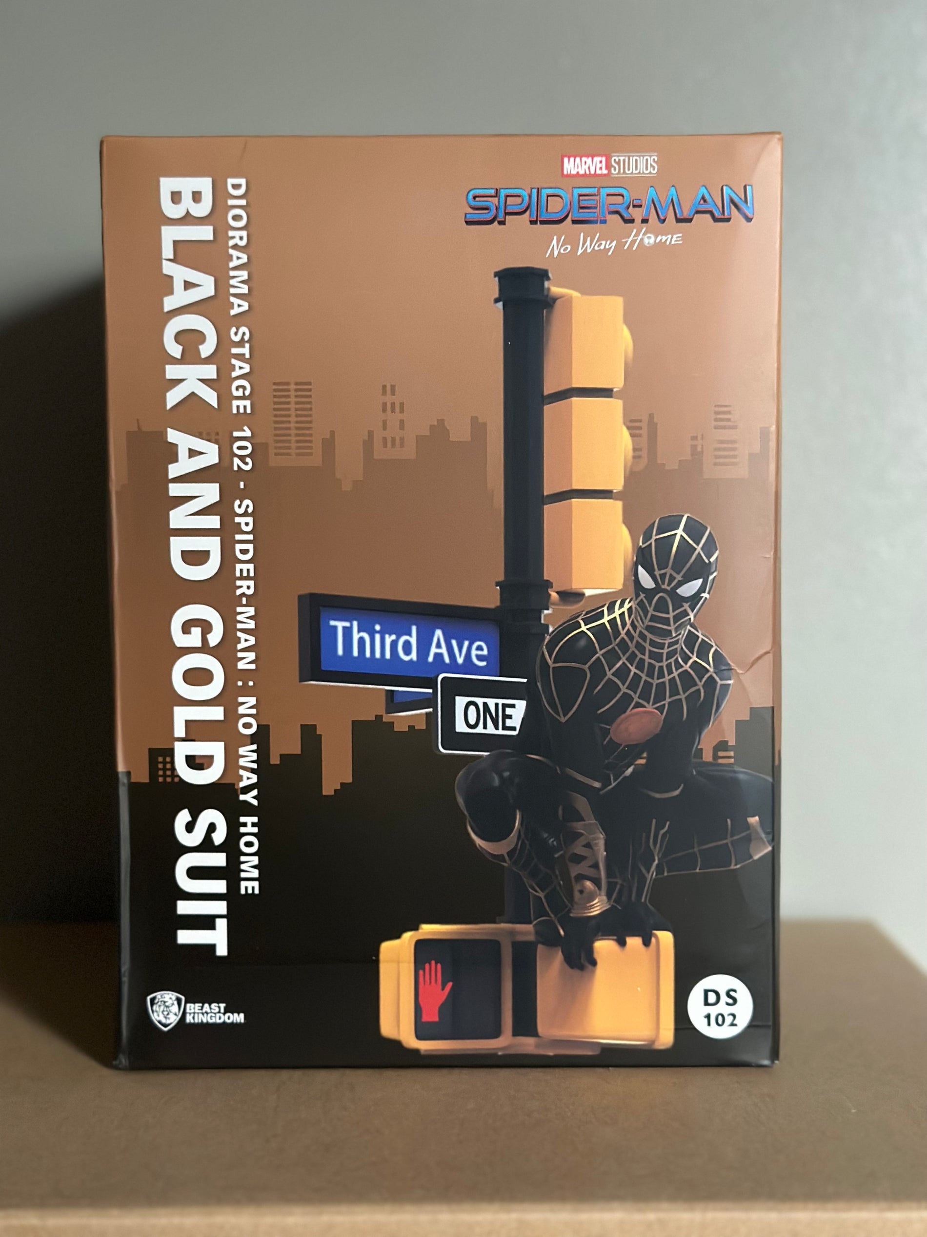 Spider Man - Figurine Black and Gold Suit Diorama Stage 102